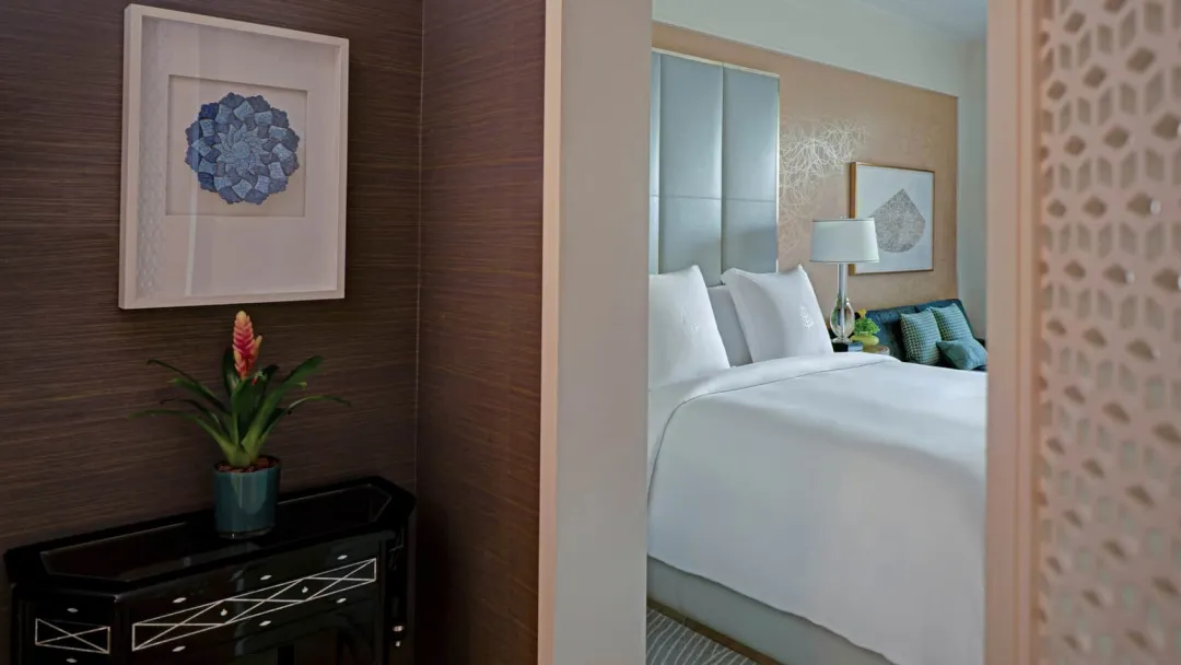 Four-Seasons-Dubai-Deluxe-City-View-Room-Detail
