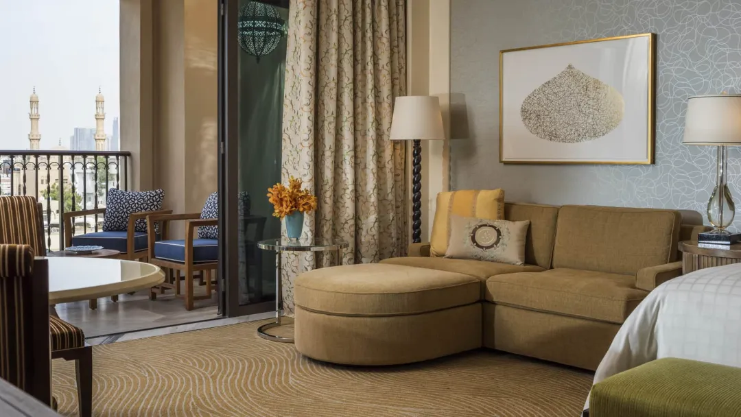 Four-Seasons-Dubai-Deluxe-City-View-Room-Living-Space