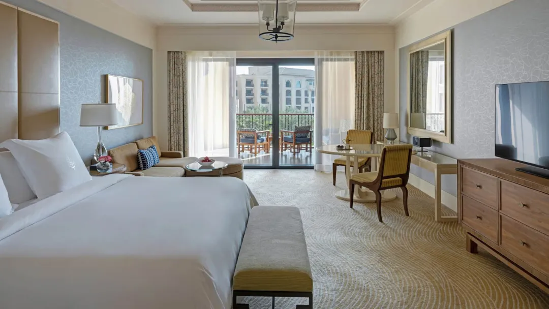 Four-Seasons-Dubai-Partial-Sea-View-King-Bed