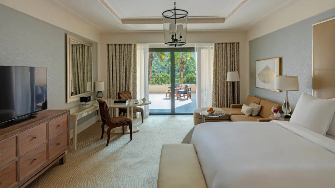 Four-Seasons-Dubai-Deluxe-Sea-View-Room-King-Bed