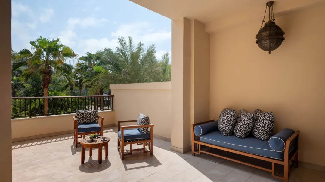 Four-Seasons-Dubai-Deluxe-Sea-View-Room-Balcony-Detail