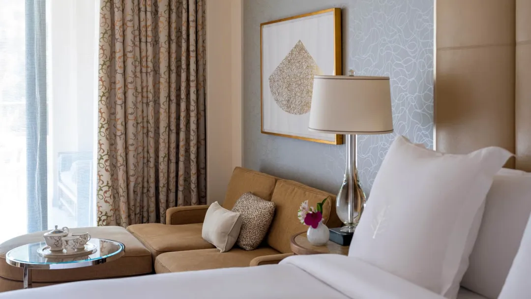 Four-Seasons-Dubai-Deluxe-Sea-View-Room-King-Bed-Detail