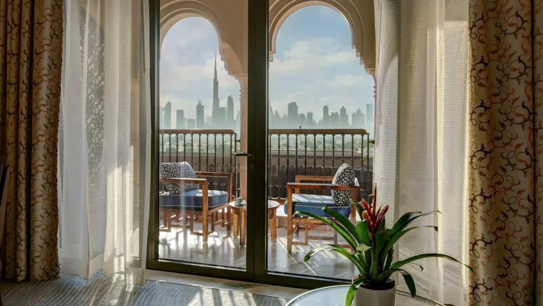 Four-Seasons-Dubai-Deluxe-Premium-Skyline-Room-Balcony