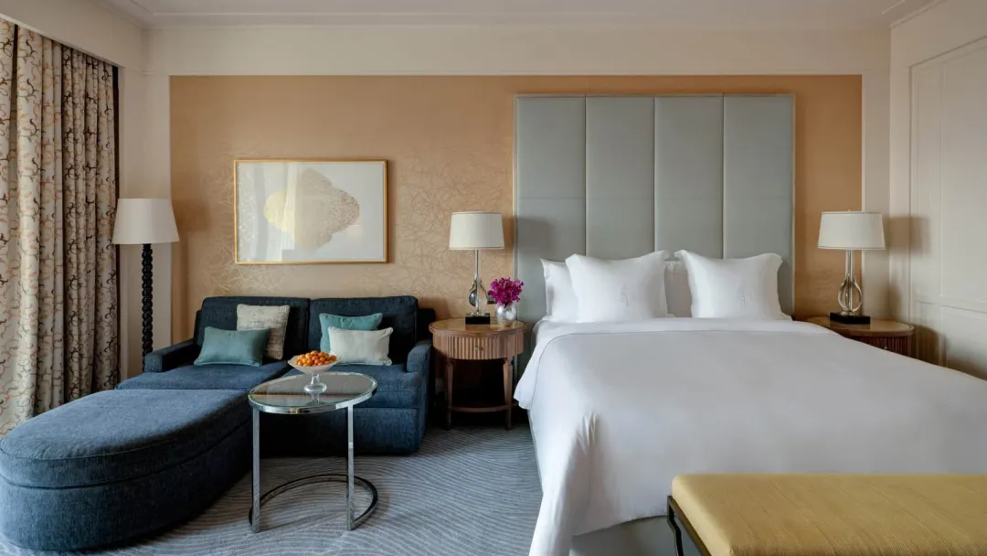 Four-Seasons-Dubai-Deluxe-Premium-Skyline-Room-King-Bed