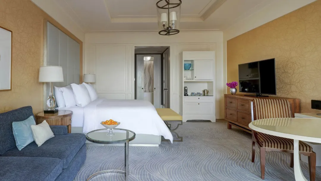 Four-Seasons-Dubai-Deluxe-Premium-Skyline-Room-Detail