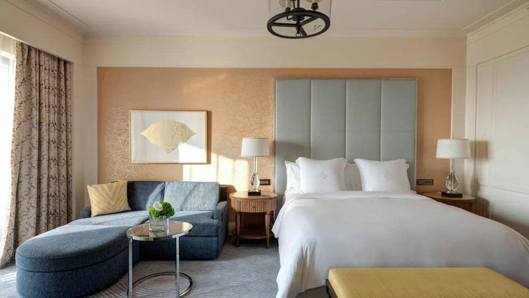 Four-Seasons-Dubai-Premium-Sea-View-Room-King-Bed