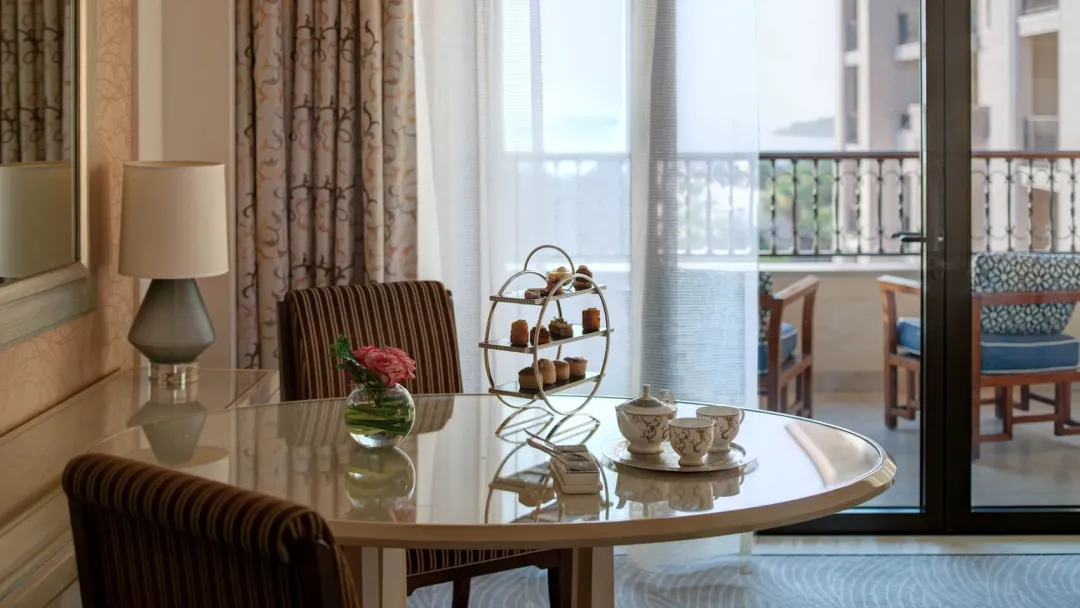 Four-Seasons-Dubai-Premium-Sea-View-Room-Dining-Area