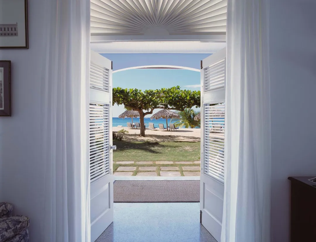 Blue Cottage - Bedroom with Beach View