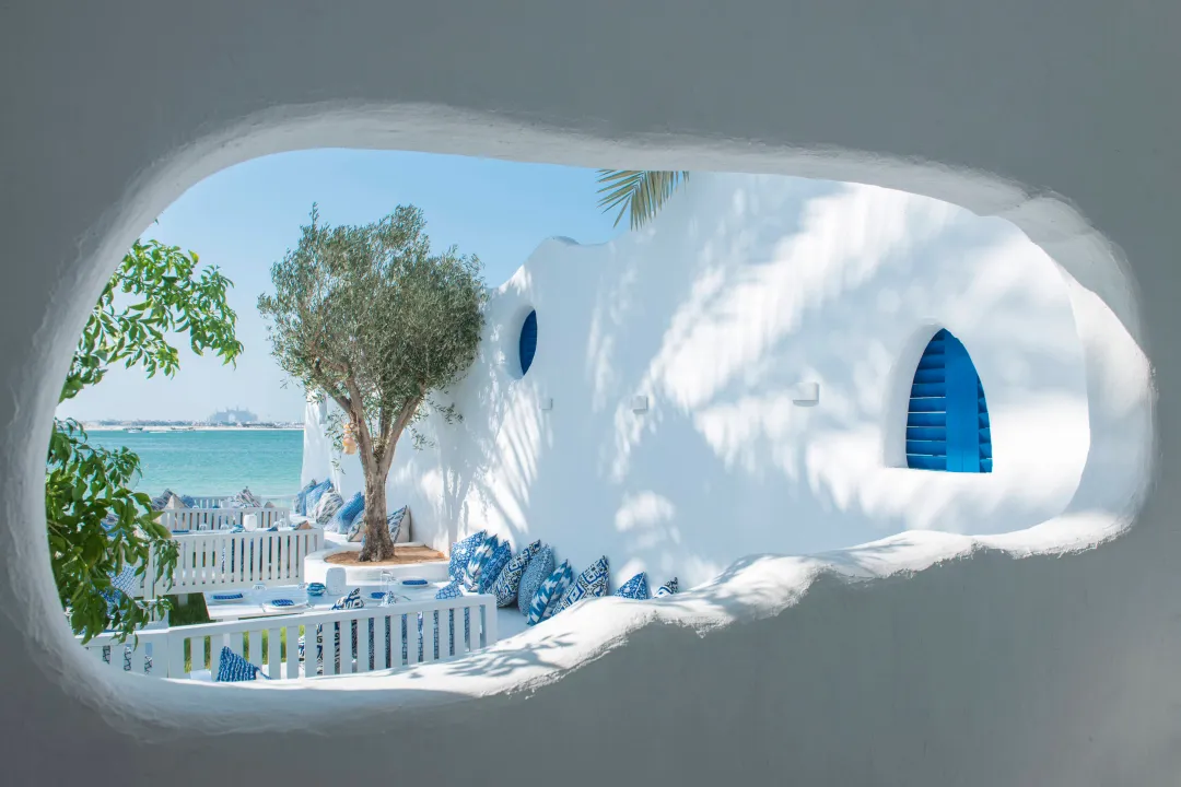 Le-Meridien-Mina-Seyahi-Beach-Resort-and-Waterpark-Fish-Terrace