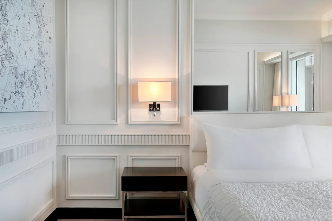 Le-Meridien-Mina-Seyahi-Beach-Resort-and-waterpark-Deluxe-Skyline-King-Bed-Detail