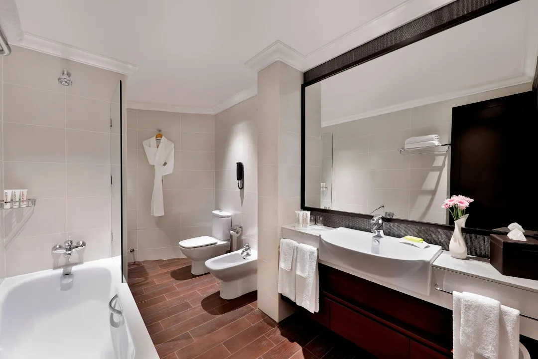 Le-Meridien-Mina-Seyahi-Beach-Resort-and-waterpark-Guest-Room-Bathroom
