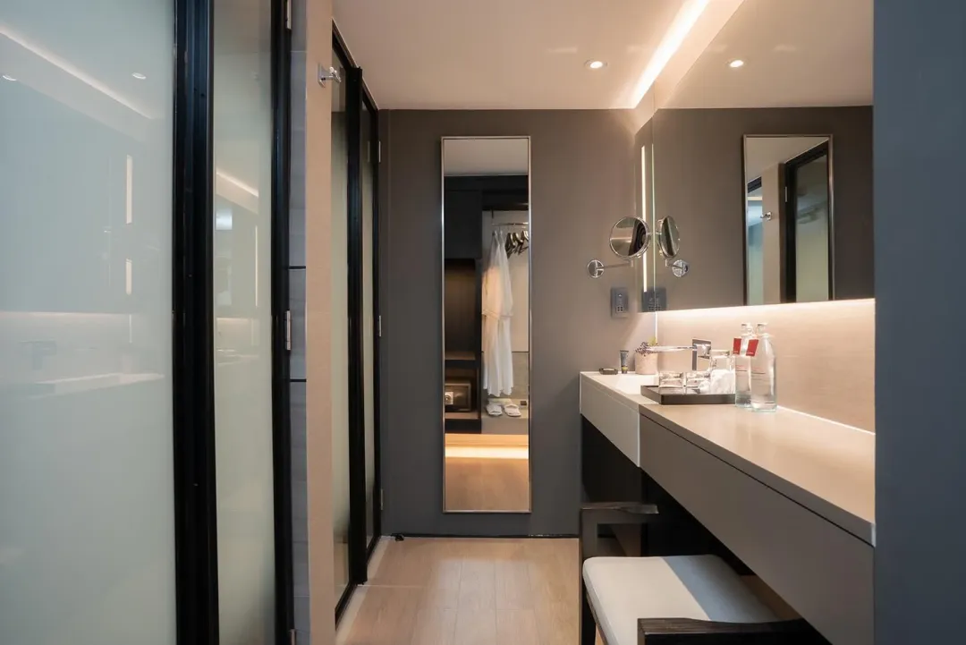 Bayphere-Hotel-Deluxe-Room-Bathroom