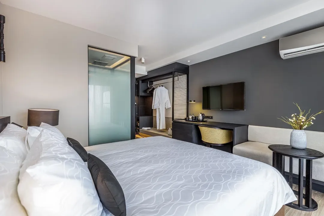 Bayphere-Hotel-Pattaya-Grand-Deluxe-Room-King-Bed