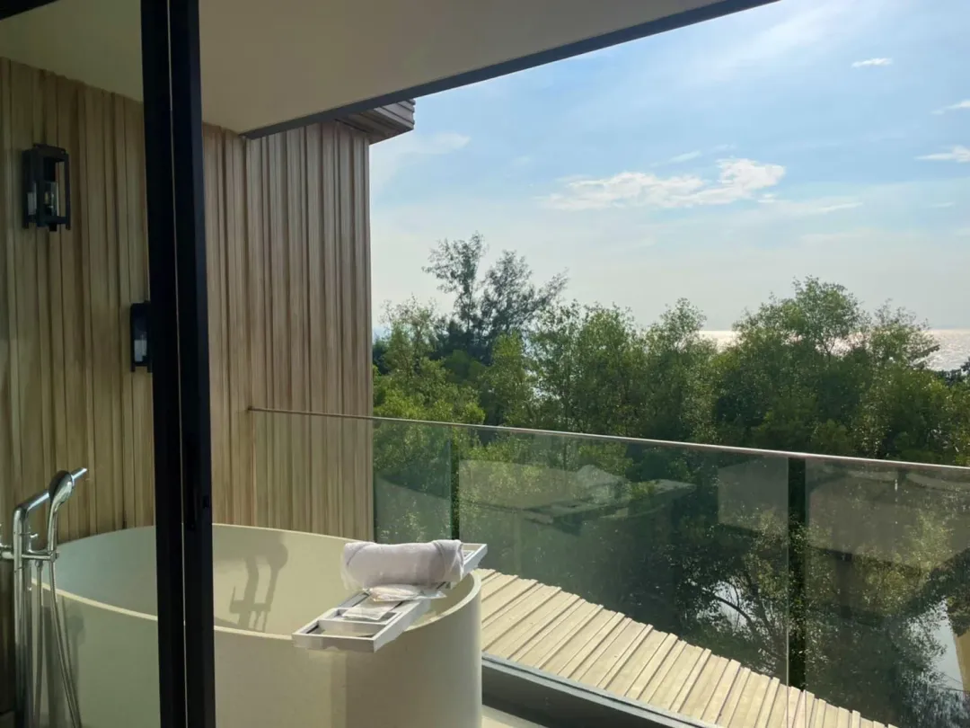Bayphere-Hotel-Pattaya-Executive-Garden-View-Room-Bathtub