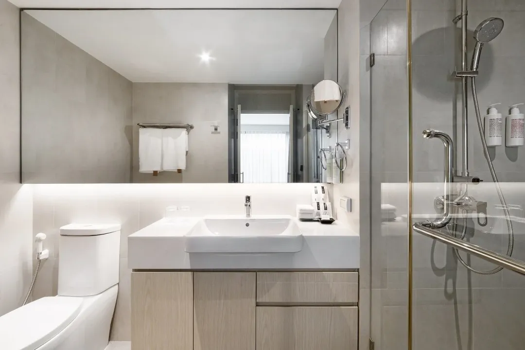 Bayphere-Hotel-Pattaya-One-Bedroom-Suite-Bathroom