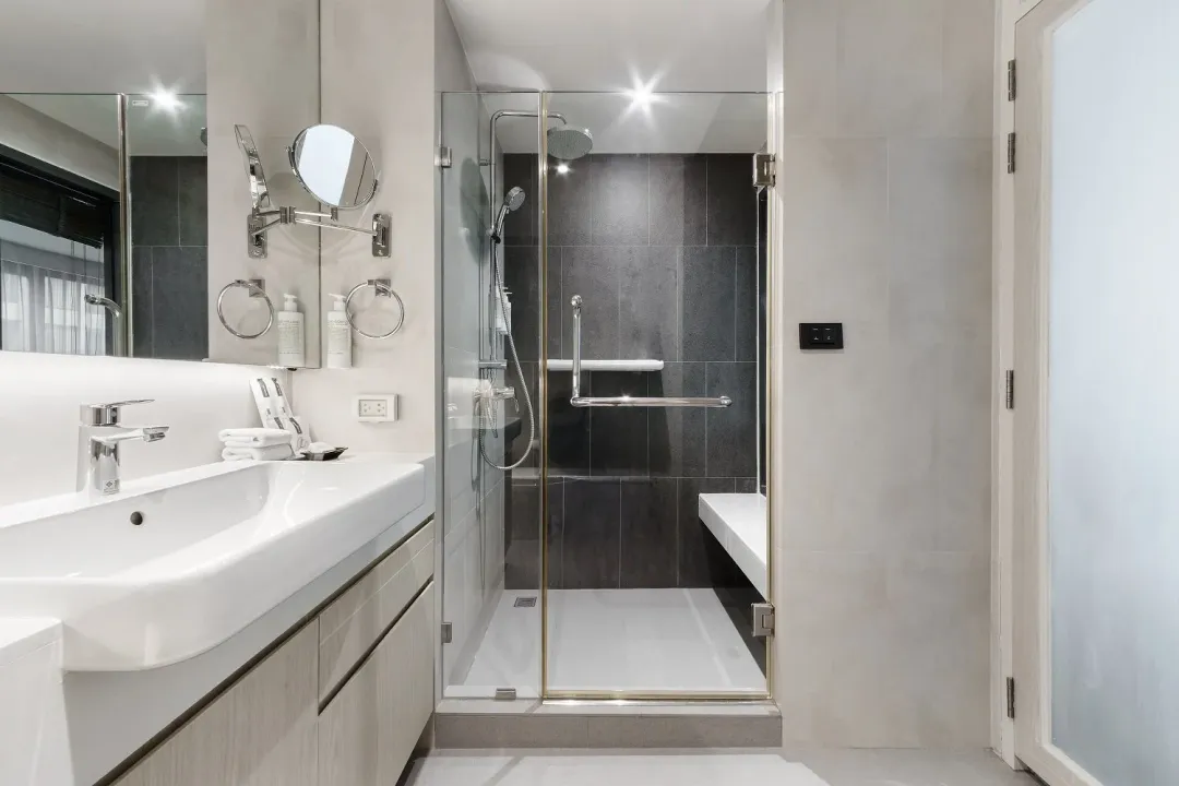 Bayphere-Hotel-Pattaya-One-Bedroom-Suite-Shower-Area