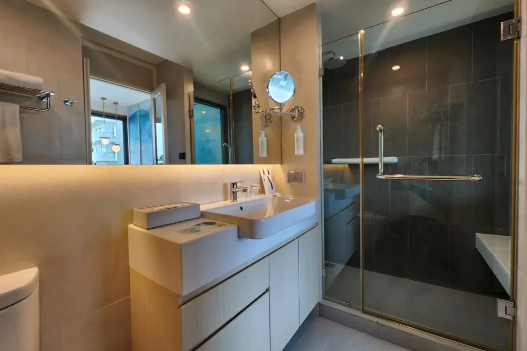 Bayphere-Hotel-Pattaya-Two-Bedroom-Suite-Bathroom
