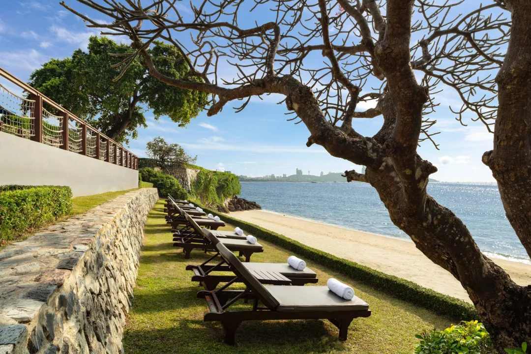 Dusit-Thani-Pattaya-Hotel-Beach-View