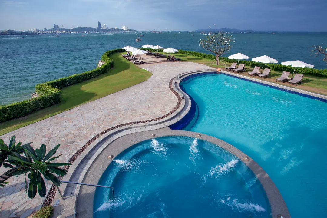 Dusit-Thani-Pattaya-Hotel-Pool