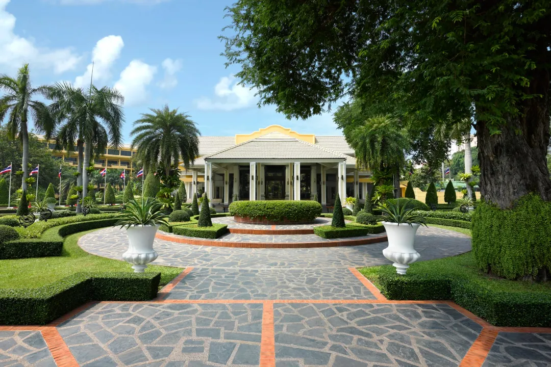 Dusit-Thani-Pattaya-Hotel-Entrance