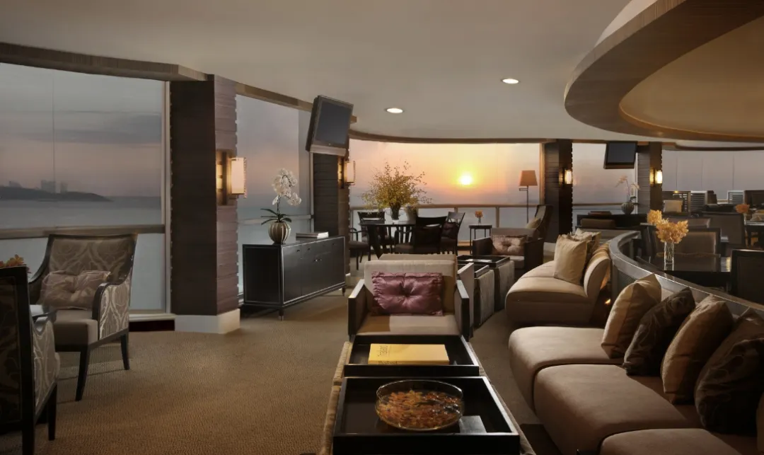 Dusit-Thani-Pattaya-Hotel-Club-Lounge