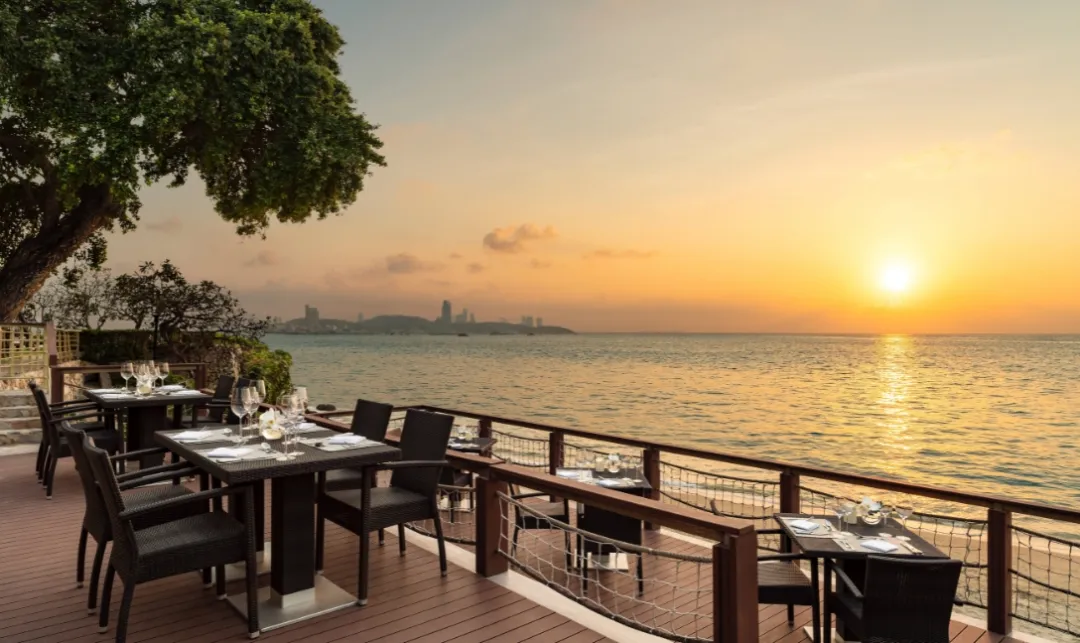Dusit-Thani-Pattaya-Hotel-Deck-Restaurant