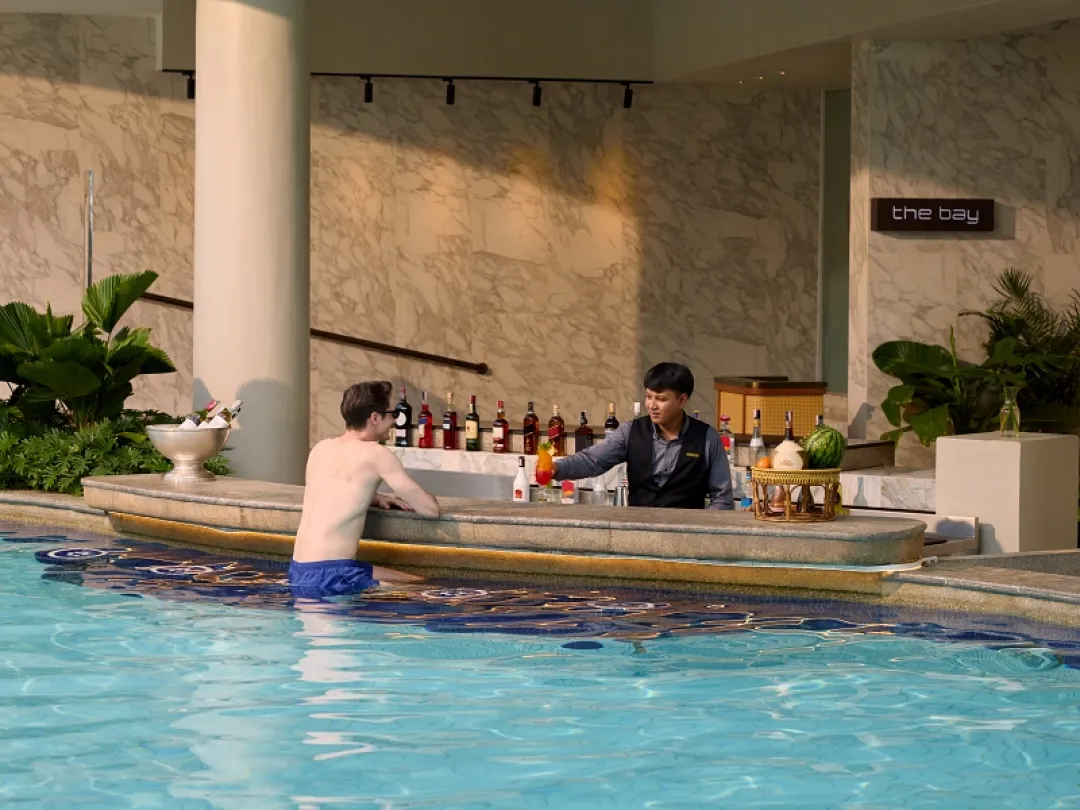 Dusit-Thani-Pattaya-Lagoon-Pool-Bar