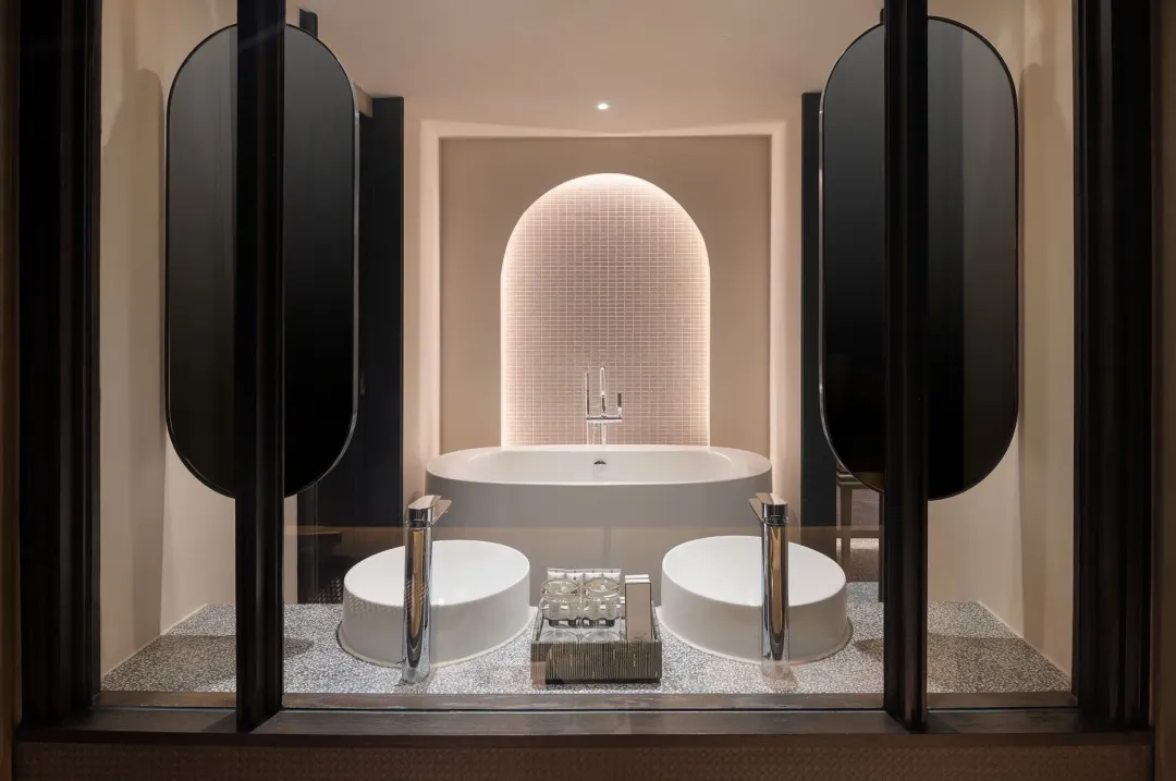 Cross-Pattaya-Hotel-Bathroom