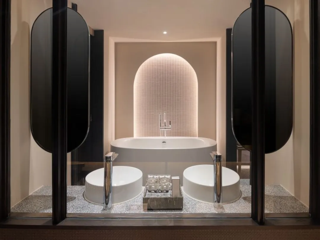 Cross-Pattaya-Pratamnak-Two-Bedroom-Suite-Bathroom