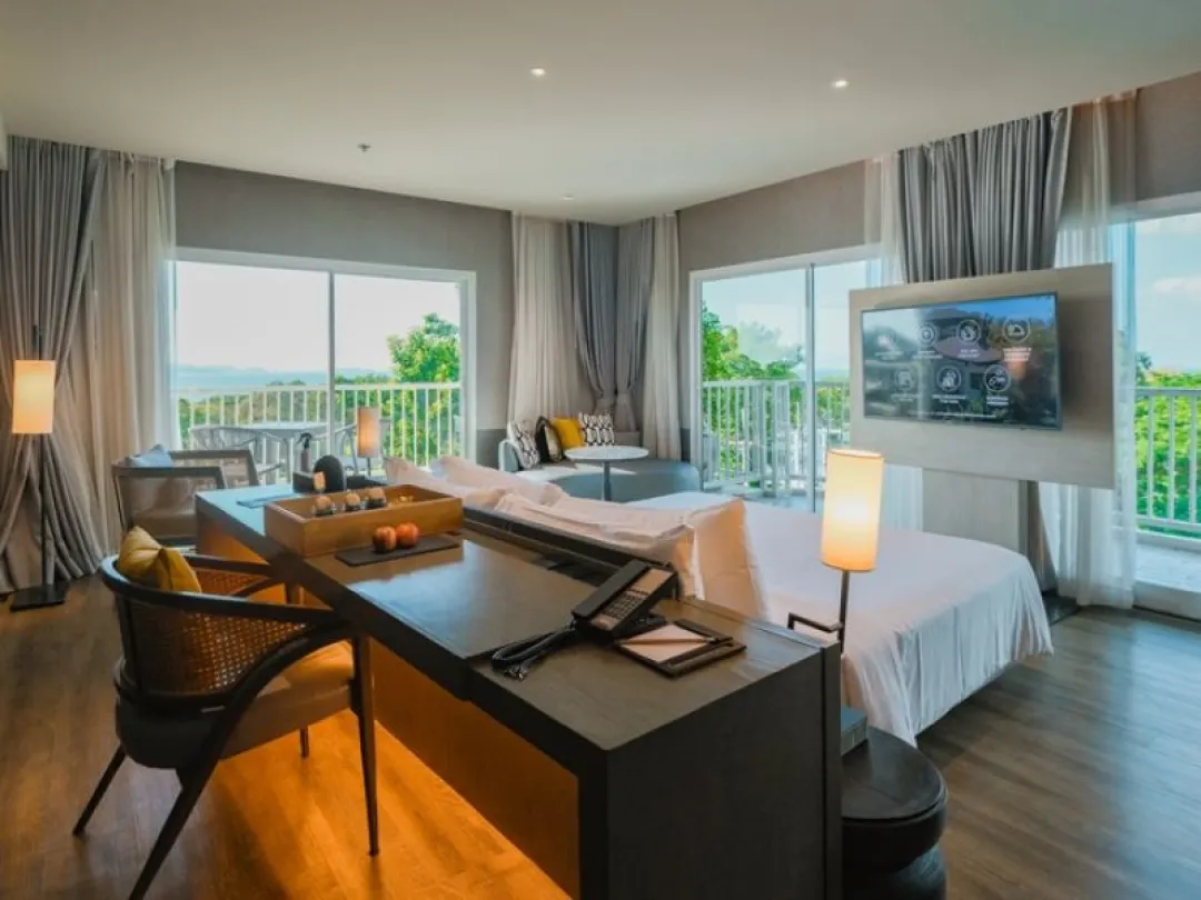 Cross-Pattaya-Pratamnak-Two-Bedroom-Suite-King-Bed