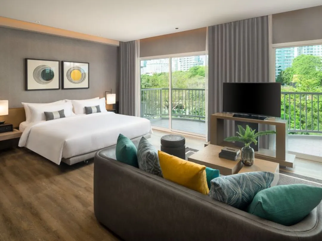 Cross-Pattaya-Pratamnak-Two-Bedroom-Suite-King-Bed-Front-View