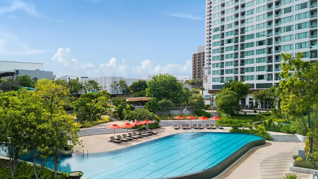 Amari-Pattaya-Lap-Pool