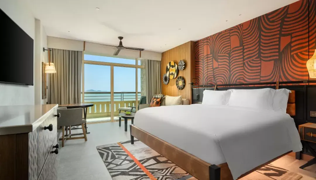 Centara-Pattaya-Deluxe-Explorer-King-Bed