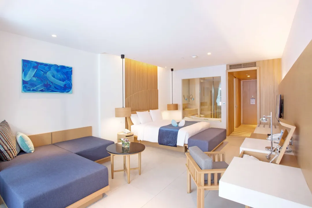 Ace-of-Hua-Hin-Deluxe-Room-King-Bed