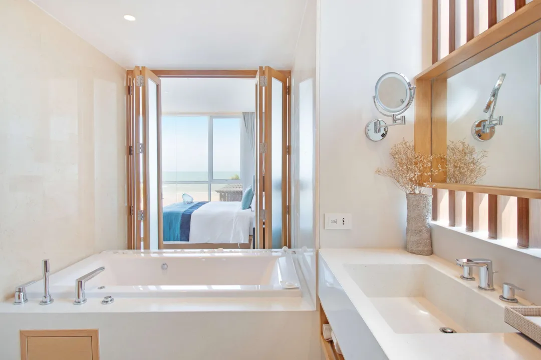 Ace-of-Hua-Hin-One-Bedroom-Pool-Suite-Bathroom