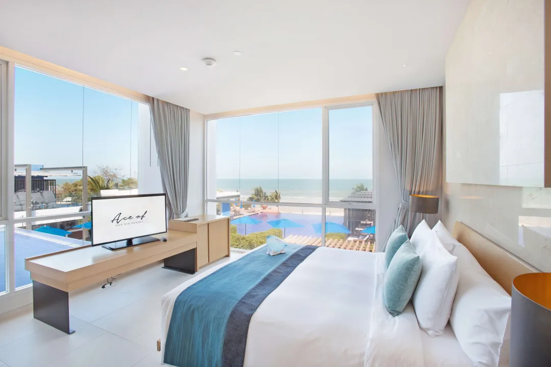 Ace-of-Hua-Hin-One-Bedroom-Pool-Suite-King-Bed