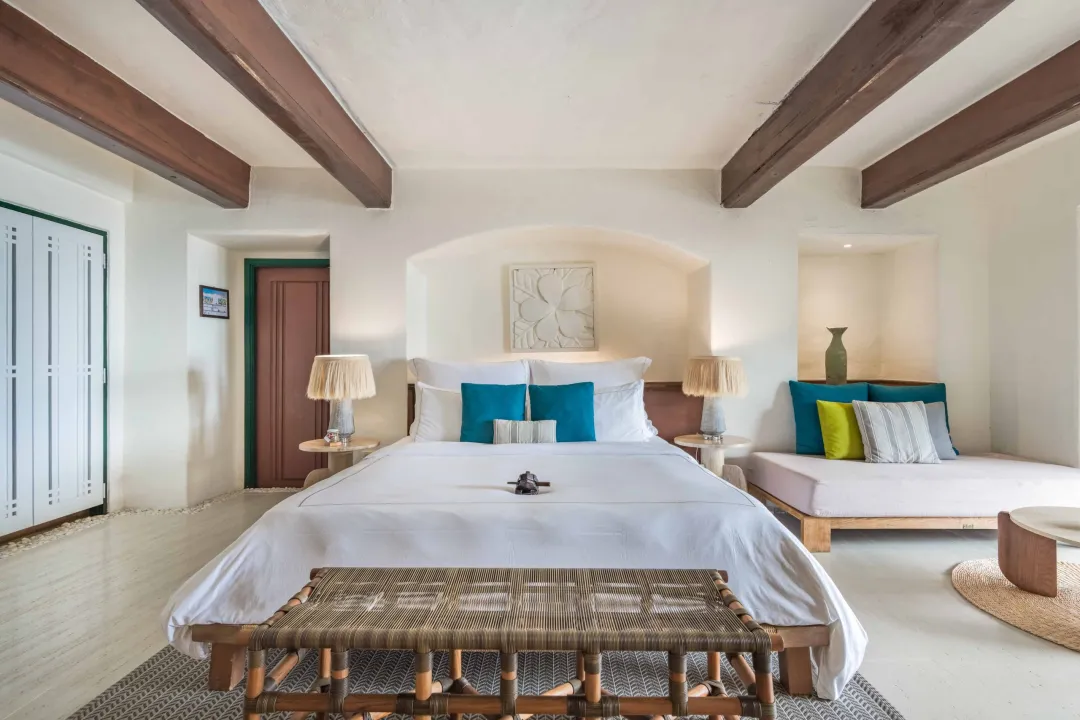 Aleenta Hua Hin - Beachfront Pool Access Suite - Bed Details