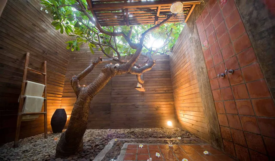 Aleena-Hua-HIn-Outdoor-shower