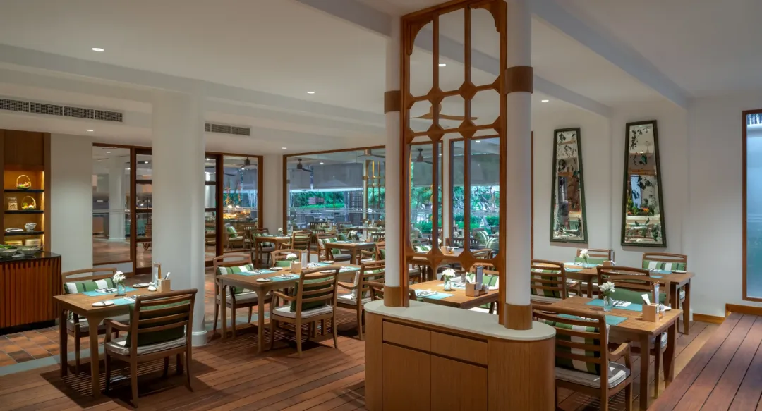 Anantara-Hua-Hin-Isara-Cafe-Indoor