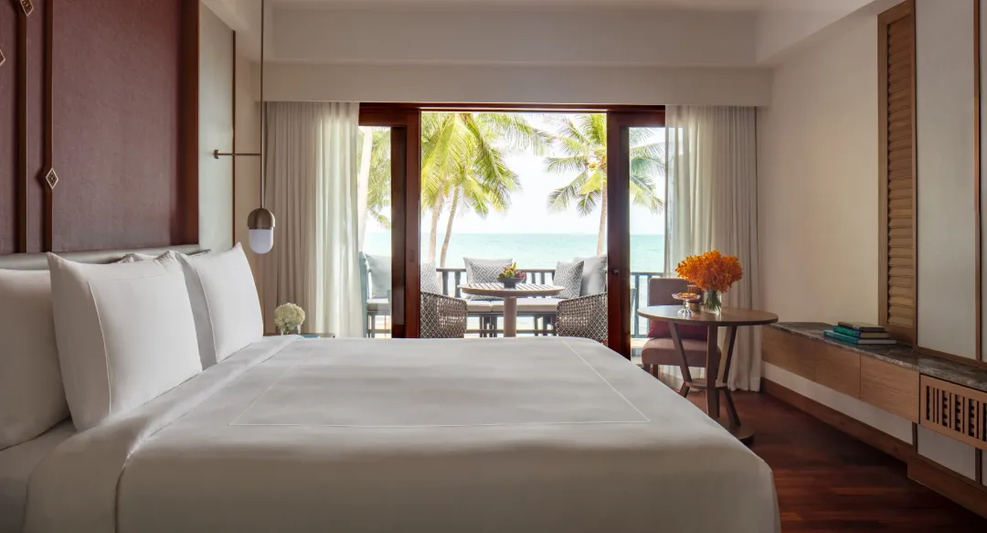 Anantara-Hua-Hin-Deluxe-Sea-View-King-Bed