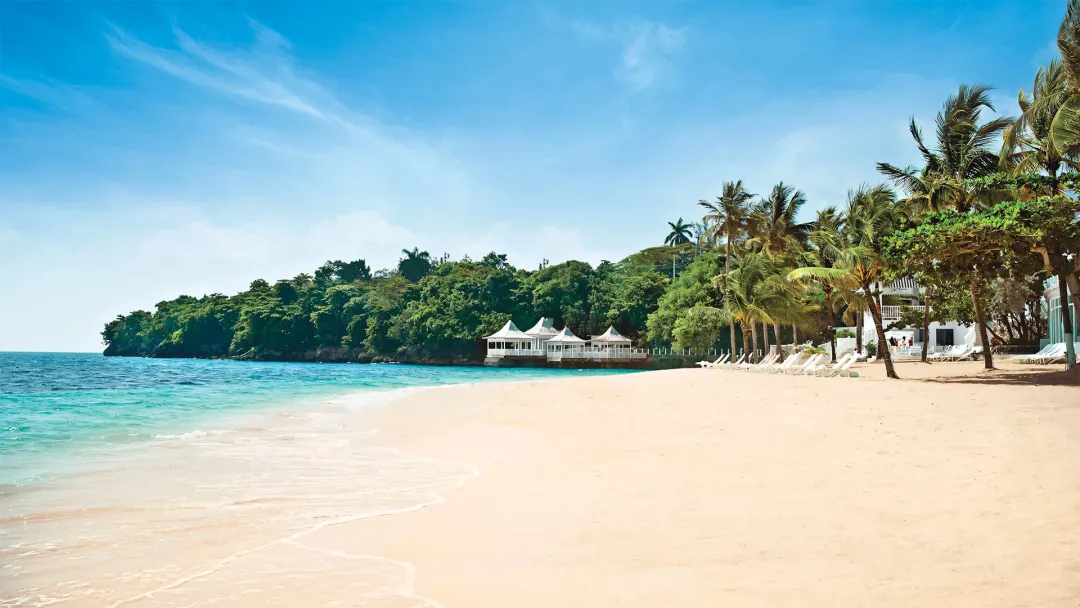 Couples Tower Isla - Beach View