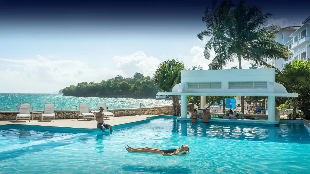 Couples Tower Isla -Pool Bar