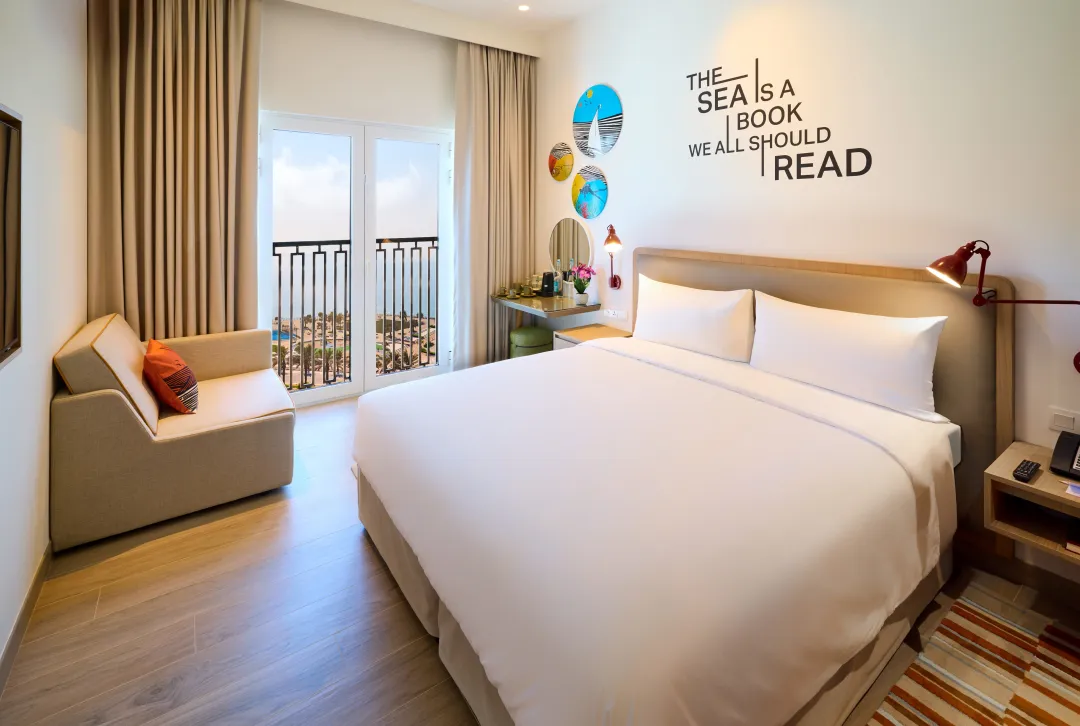 Rove-Marjan-Island-Rover-Room-King-Bed