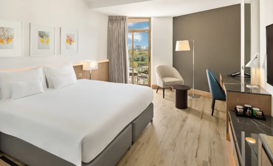 JA-Beach-Hotel-Resort-View-Room-King-Bed