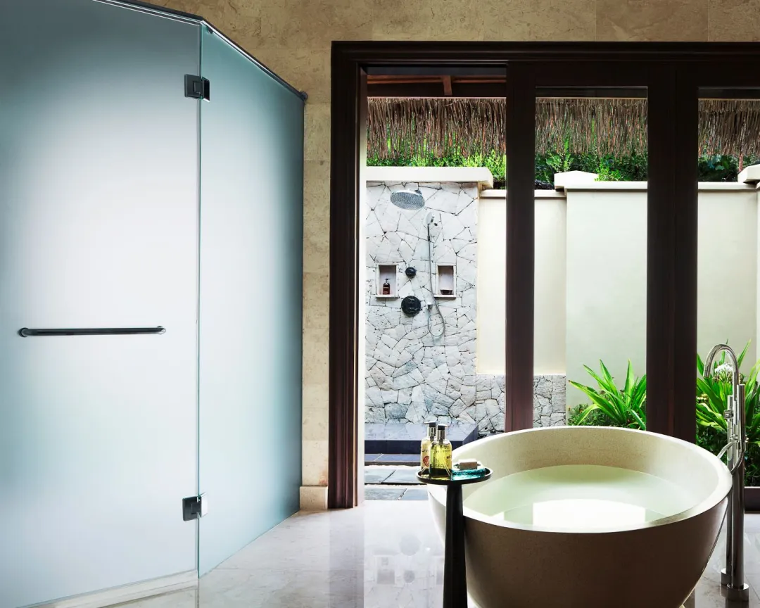 Taj-Exotica-Resort-and-Spa-One-Bedroom-Sunset-Beachfront-Suite-with-Pool-Bathtub