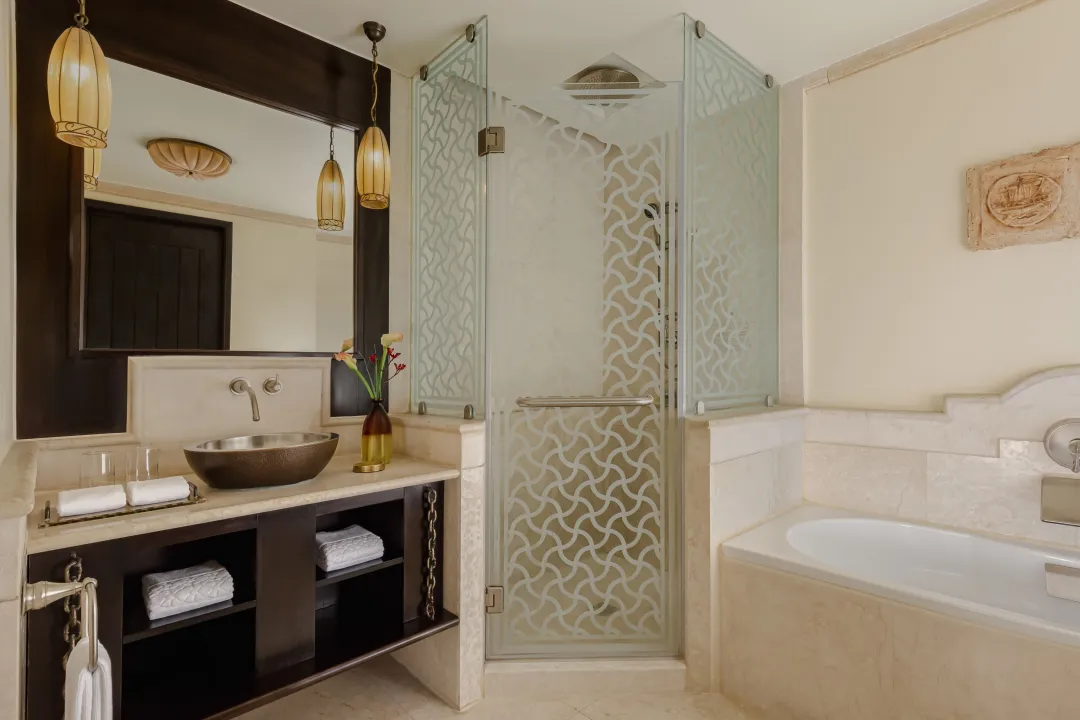 Sharq-Village-and-Spa-Deluxe-Room-Bathroom