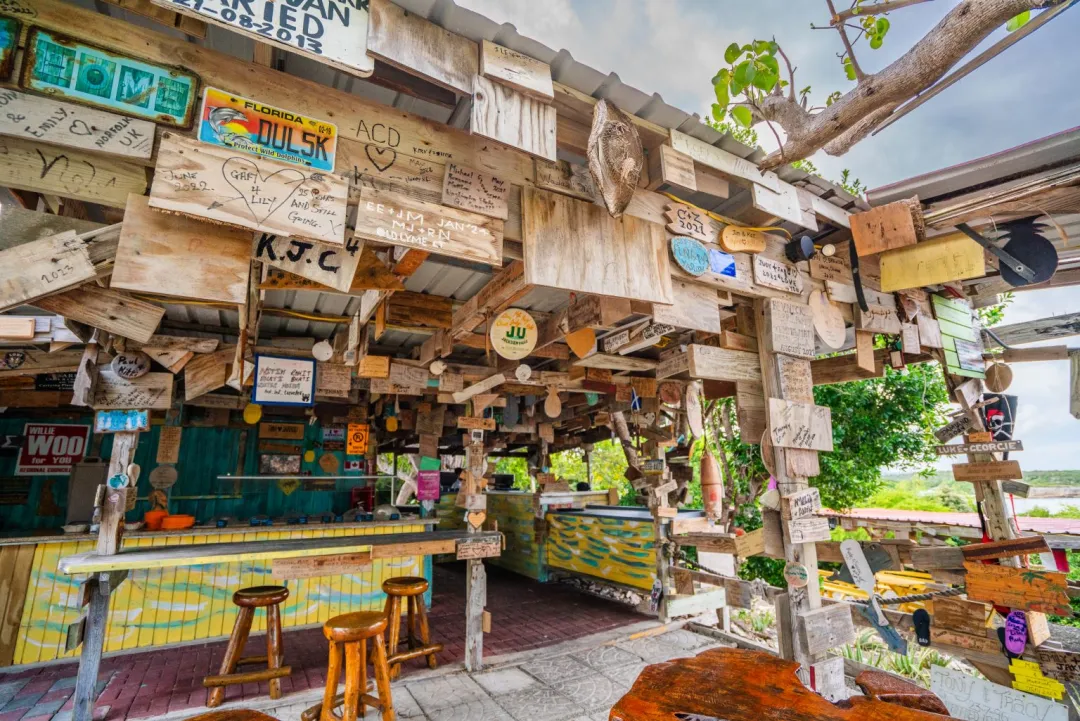 Pineapple Beach Club - Outhouse