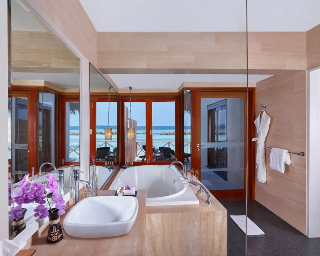 Taj-Coral-Reef-Premium-Water-Villa-Bathtub