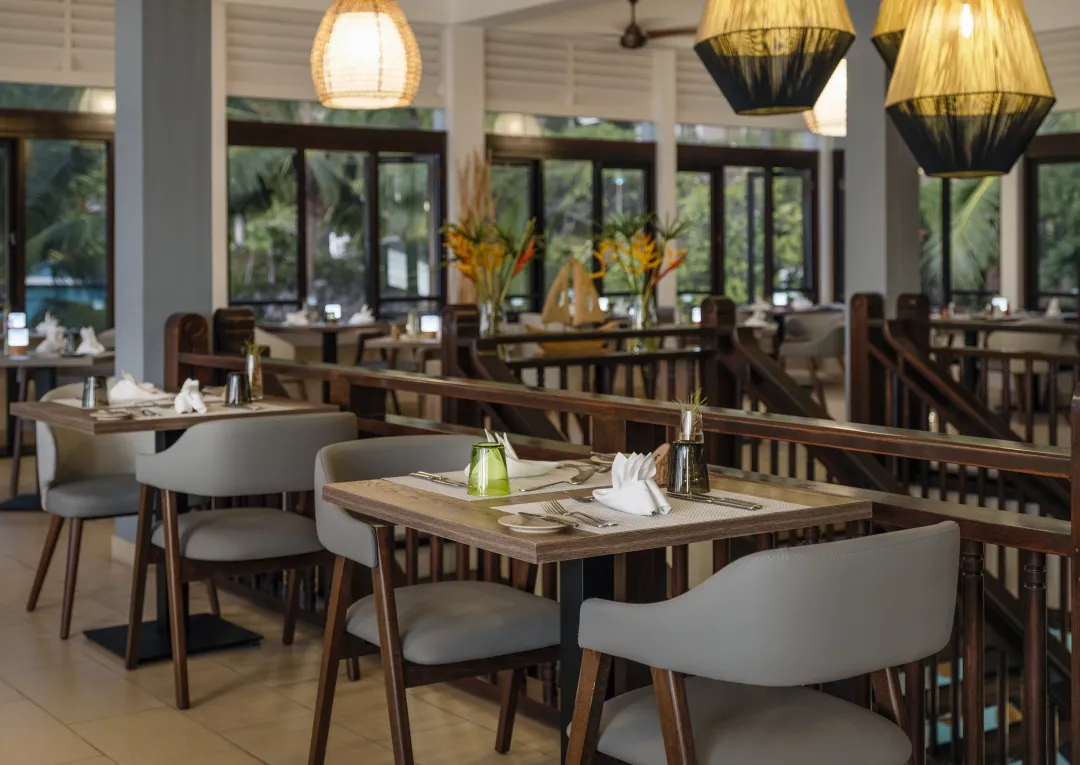Hotel-L_Archipel-La-Feuille-D_or-Restaurant-Seating
