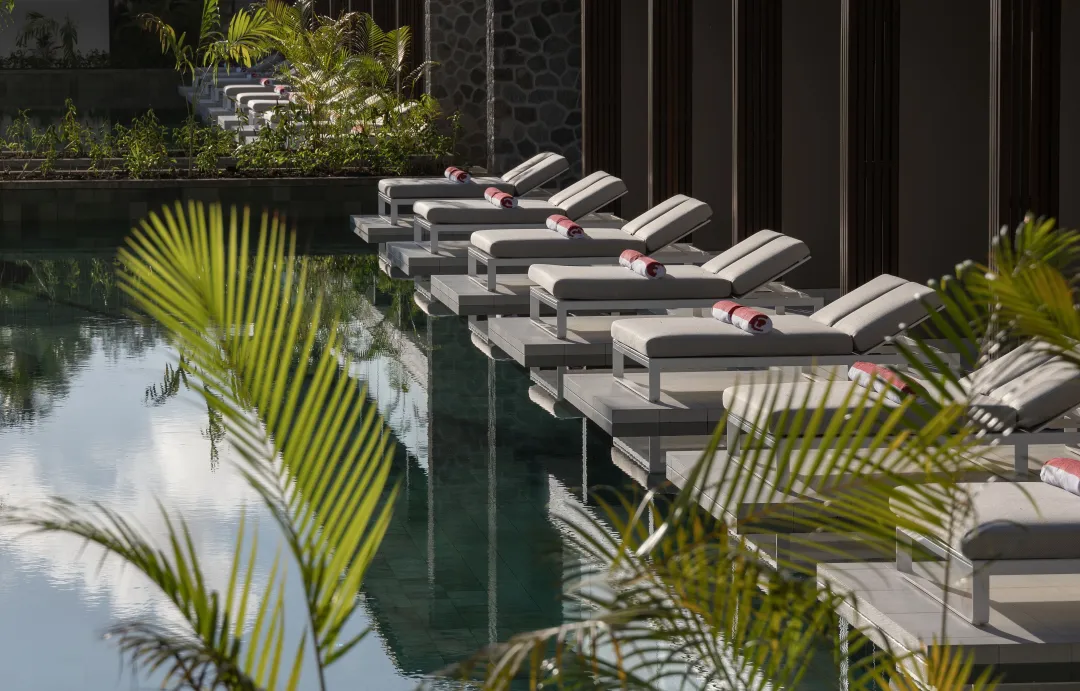 Avani_Plus_Barbarons_Seychelles_Guest_Room_Premium_Lagoon_Acess_Room_Lagoon_with_Sunbeds